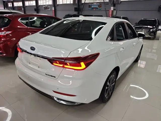 Ford Escort — Фото автомобиля 6