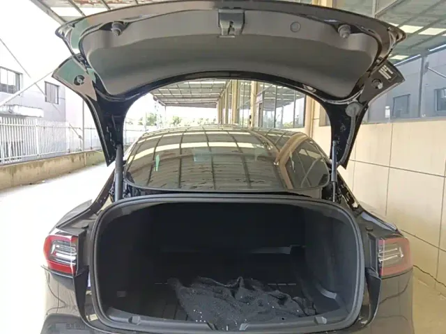 Tesla Model 3 — Фото автомобиля 18