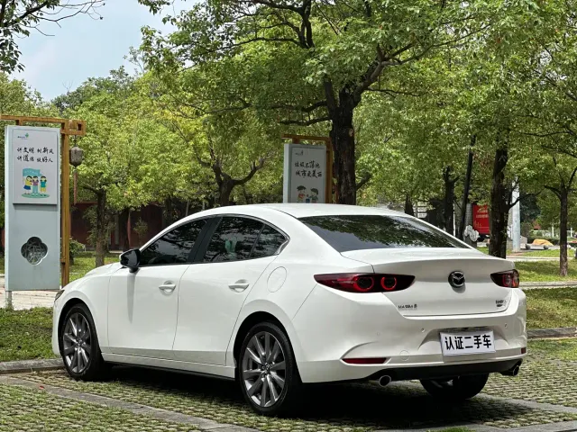 Mazda Axela — Фото автомобиля 12