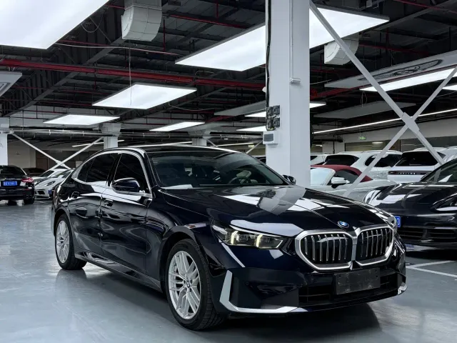 BMW 5 Series — Фото автомобиля 3
