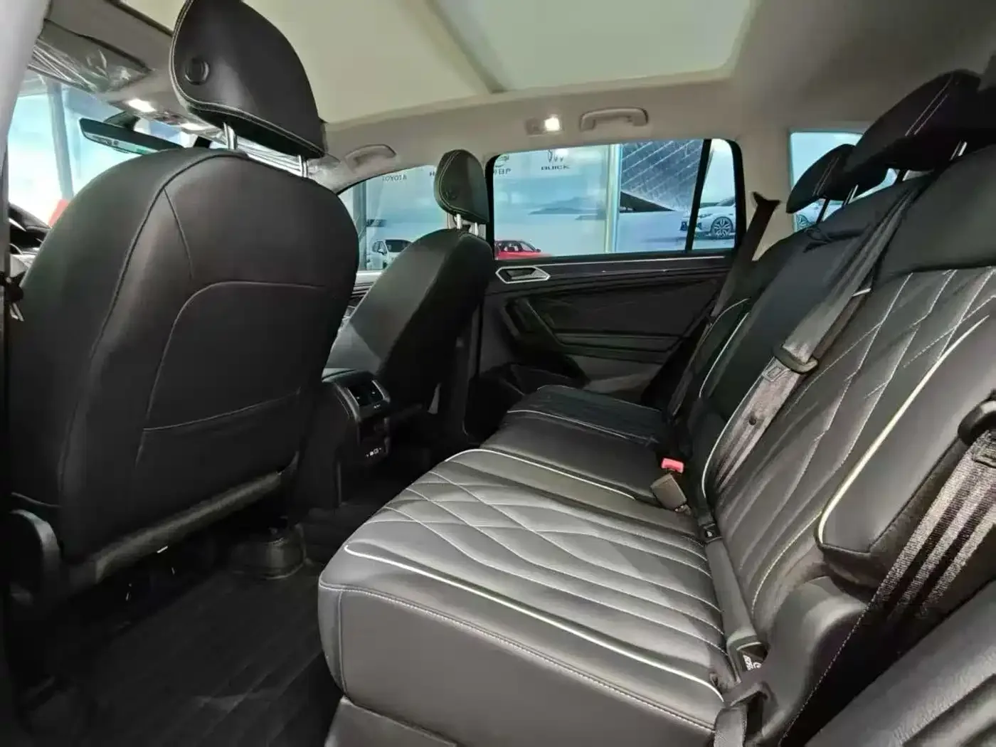 Volkswagen Tiguan L 2024 Outstanding 330TSI Auto 2WD R-Line Dragon Glory Edition — Фото автомобиля 6