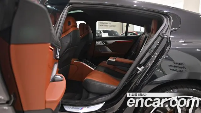 BMW 8 Series G15 — Фото автомобиля 15