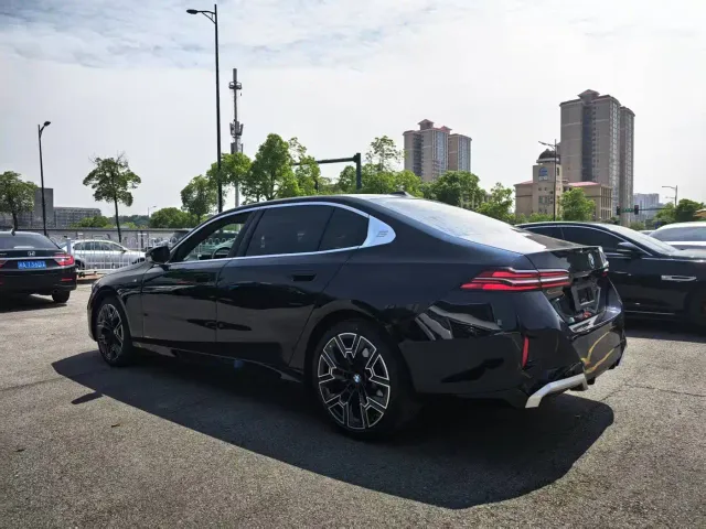 BMW 5 Series — Фото автомобиля 7