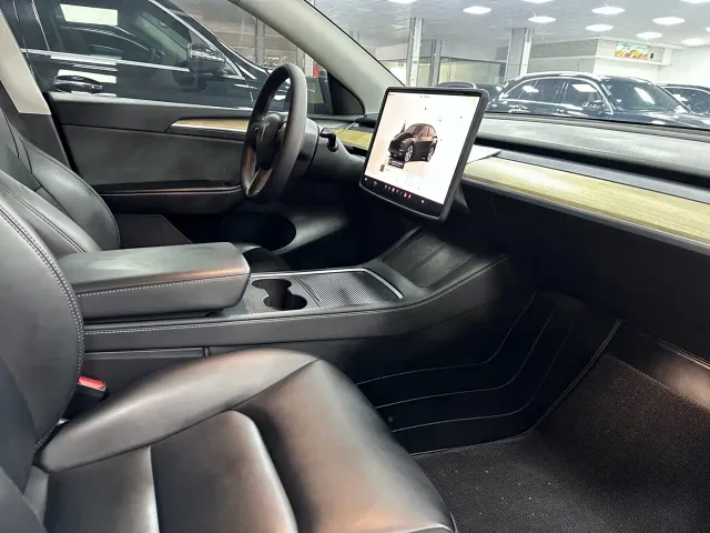 Tesla Model Y — Фото автомобиля 6