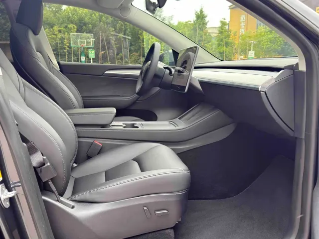 Tesla Model Y — Фото автомобиля 8