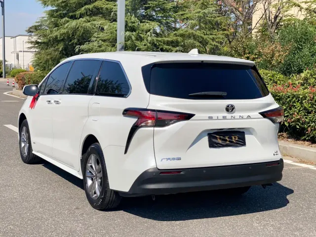 Toyota Sienna — Фото автомобиля 7