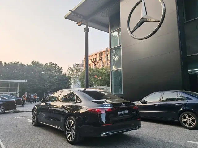 Mercedes-Benz E-Class — Фото автомобиля 4