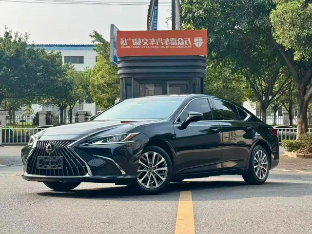 Фотография автомобиля — Lexus ES