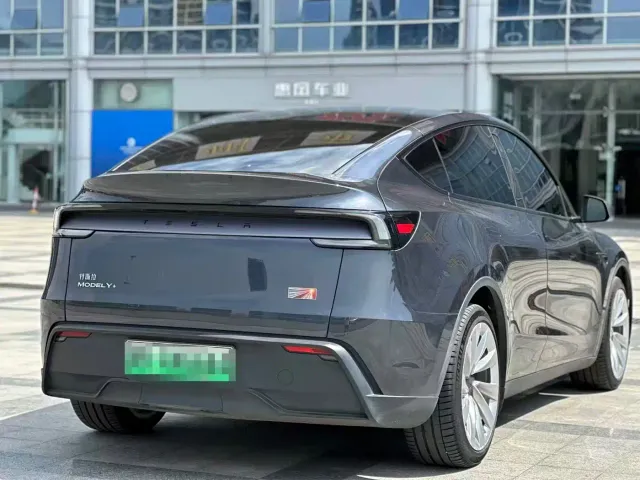 Tesla Model Y — Фото автомобиля 5
