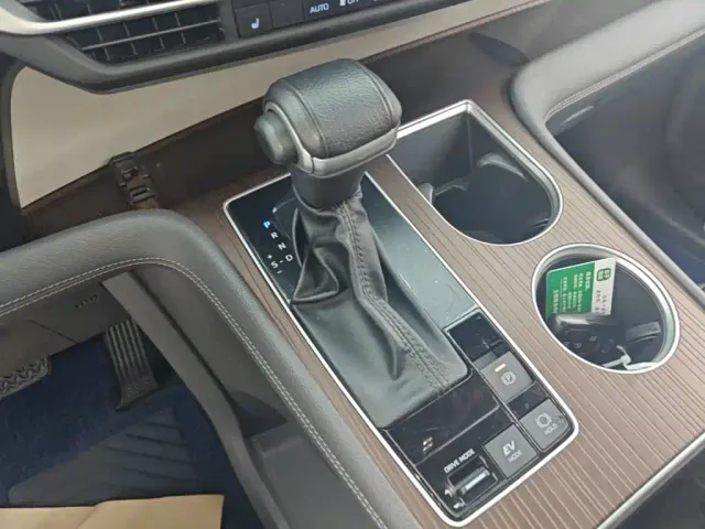 Toyota Granvia 2022 2.5L Hybrid Premium Edition — Фото автомобиля 13