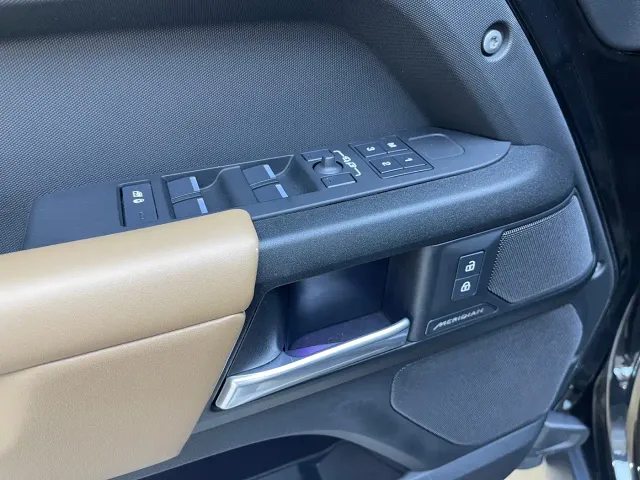 Land Rover Defender — Фото автомобиля 16