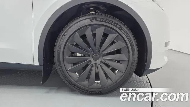 Tesla Model Y — Фото автомобиля 5