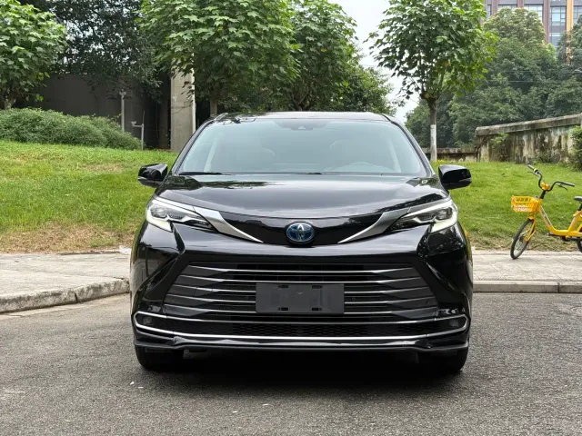 Toyota Sienna — Фото автомобиля 2
