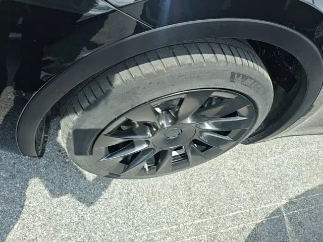 Tesla Model Y — Фото автомобиля 22