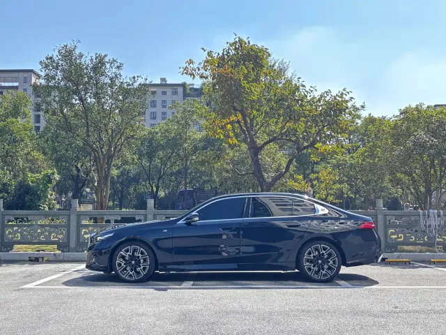 BMW 5 Series — Фото автомобиля 3