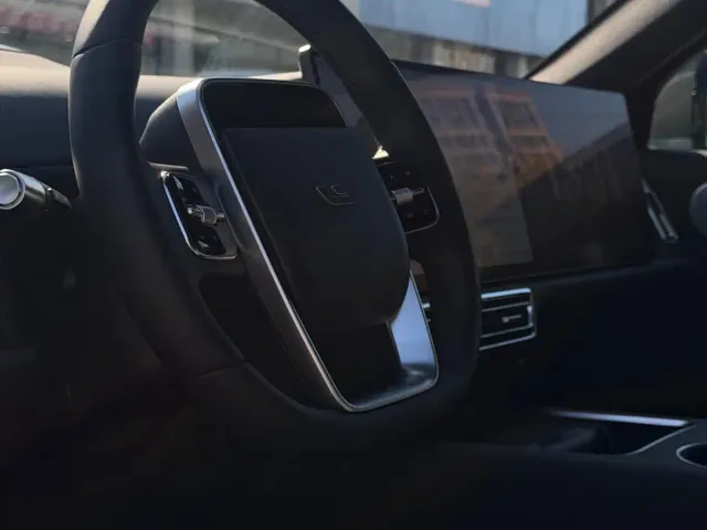 Li Auto L8 — Фото автомобиля 11