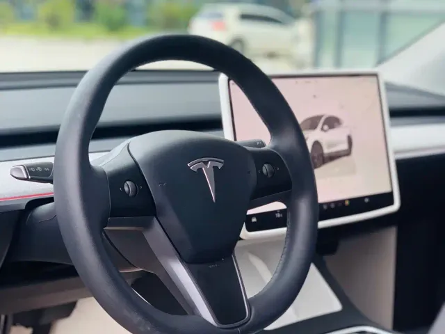 Tesla Model Y — Фото автомобиля 15