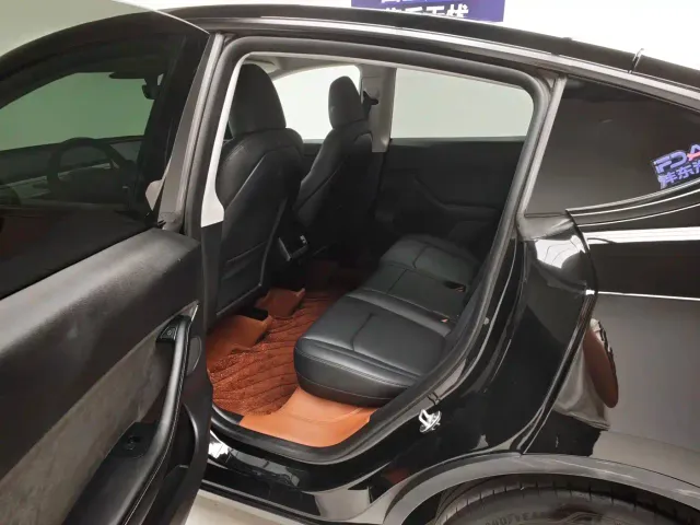 Tesla Model Y — Фото автомобиля 17