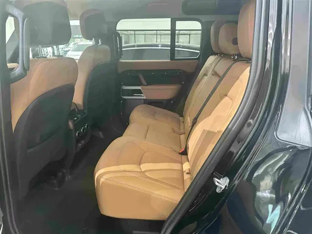 Land Rover Defender — Фото автомобиля 12