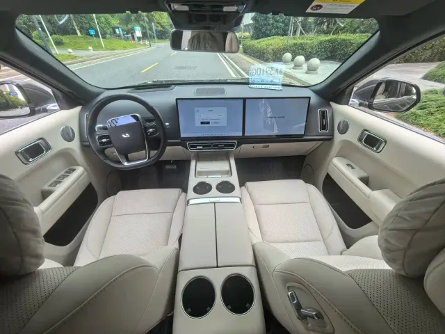 Li Auto L8 — Фото автомобиля 16