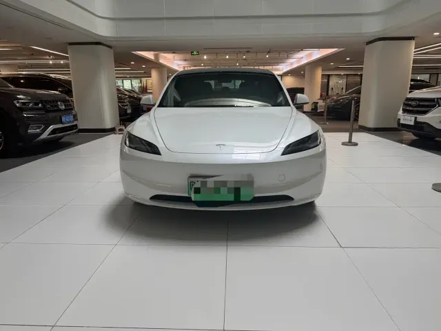 Tesla Model 3 — Фото автомобиля 2