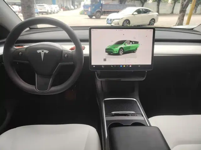 Tesla Model Y — Фото автомобиля 9