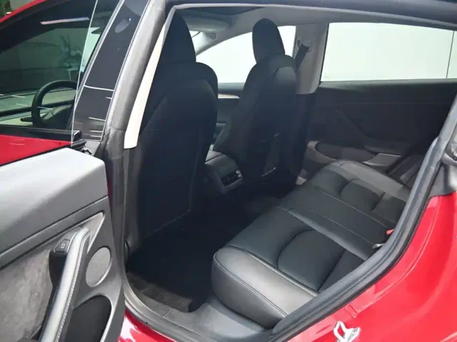 Tesla Model 3 — Фото автомобиля 16