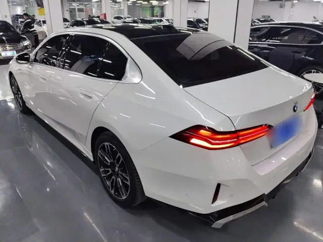 BMW 5 Series — Фото автомобиля 4