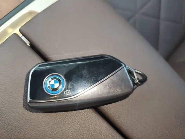 BMW iX — Фото автомобиля 8