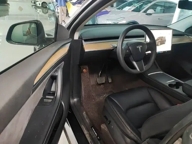 Tesla Model Y — Фото автомобиля 15