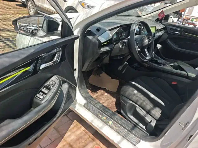 Roewe i5 — Фото автомобиля 15