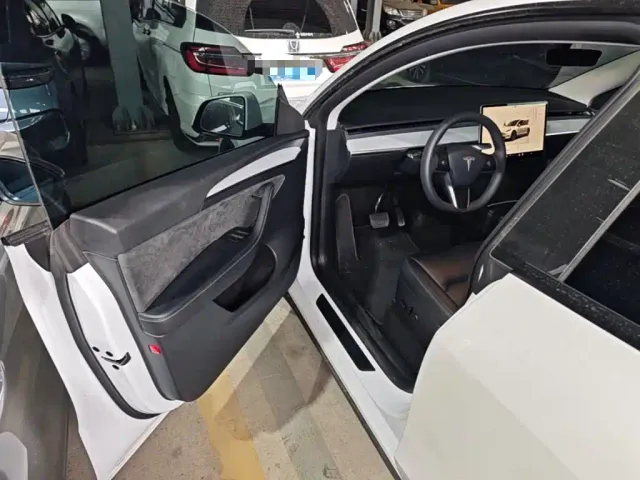 Tesla Model Y — Фото автомобиля 15