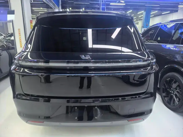 Li Auto L8 — Фото автомобиля 11