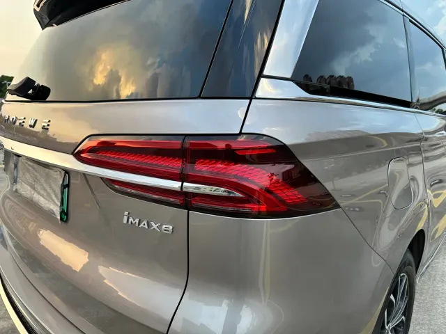 Roewe iMAX8 — Фото автомобиля 11