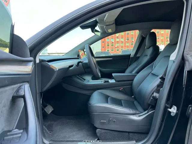 Tesla Model Y — Фото автомобиля 12