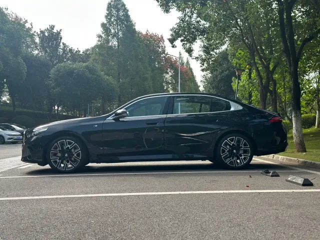 BMW 5 Series — Фото автомобиля 5