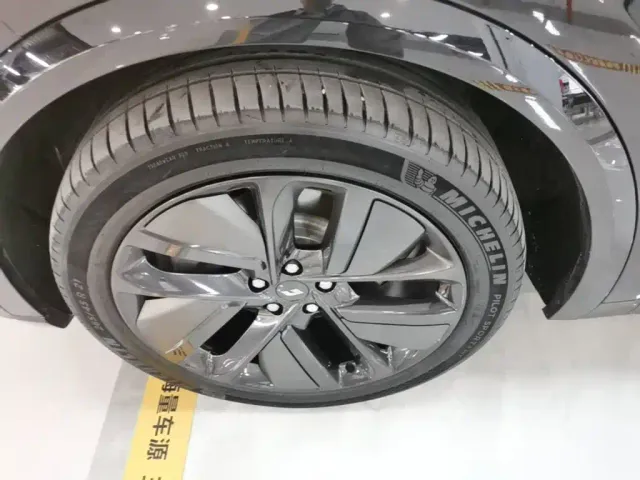 Li Auto L8 — Фото автомобиля 22