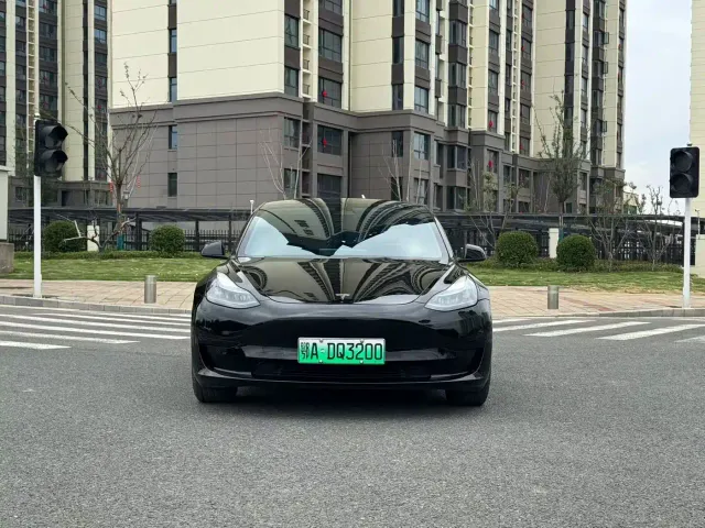 Tesla Model 3 — Фото автомобиля 2