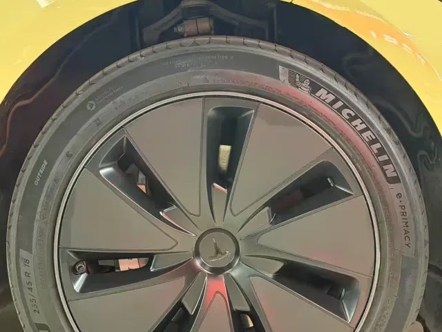 Tesla Model 3 — Фото автомобиля 17