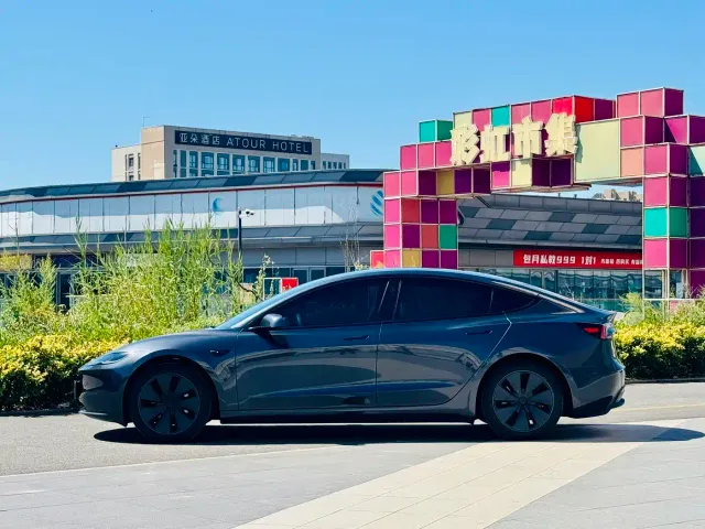 Tesla Model 3 — Фото автомобиля 5