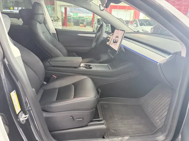 Tesla Model Y — Фото автомобиля 16