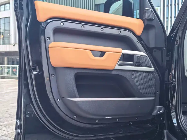 Land Rover Defender — Фото автомобиля 10