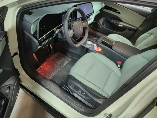 Hongqi EH7 — Фото автомобиля 15
