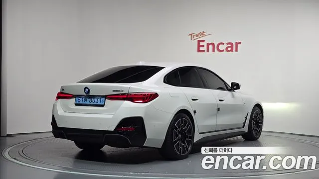 BMW i4 — Фото автомобиля 2