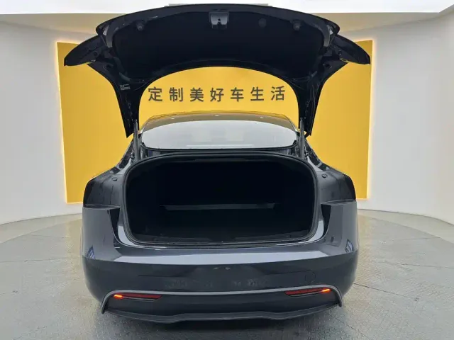 Tesla Model 3 — Фото автомобиля 13