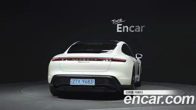 Porsche Taycan — Фото автомобиля 4