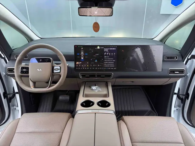 Li Auto MEGA — Фото автомобиля 20