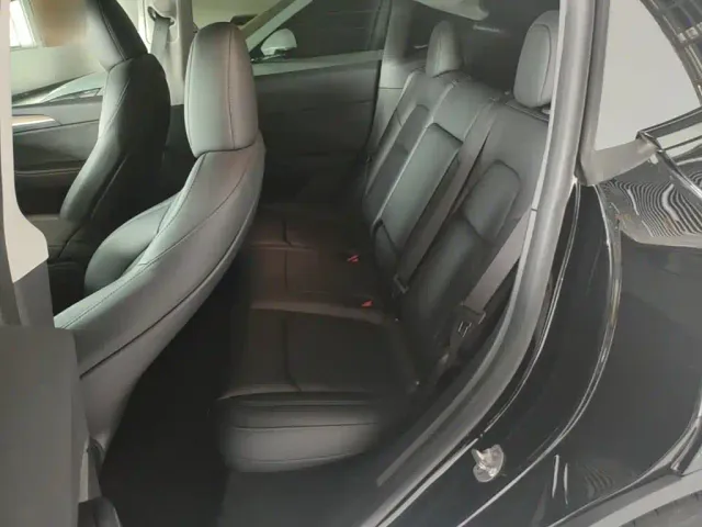 Tesla Model Y — Фото автомобиля 16