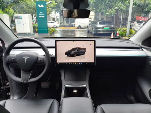 Tesla Model Y — Фото автомобиля 5