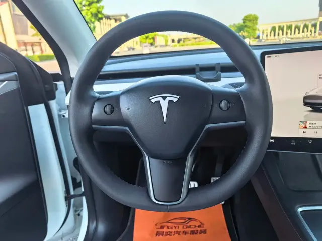 Tesla Model Y — Фото автомобиля 6